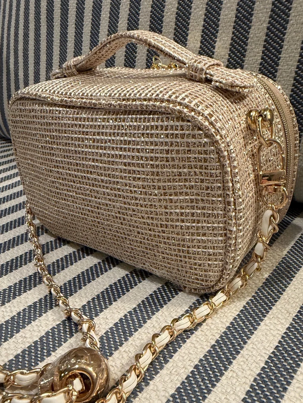 DIOR Beauty”CD” Gold 🏆 Metallic Vanity Case with Top Handle. c/w Chain Strap🏆❤️